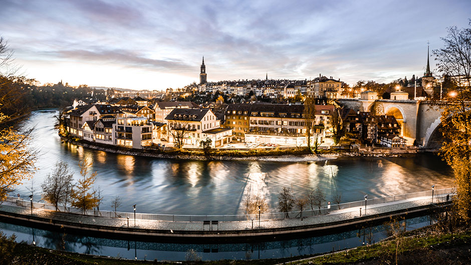 Altstadt von Bern und Aare in der Dämmerung | Credit: iStock.com/Markus Thoenen