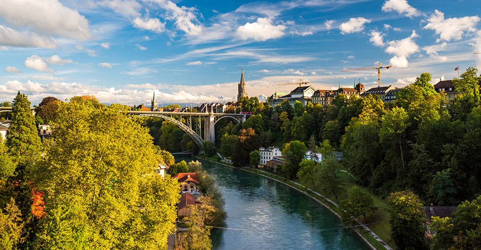 Panoramablick auf die Flussufer der Aare in Bern | Credit: iStock.com/Haidamac