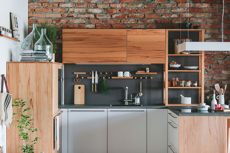 Moderne Küche in Backstein-/Holz-Optik | Credit: XXXLutz
