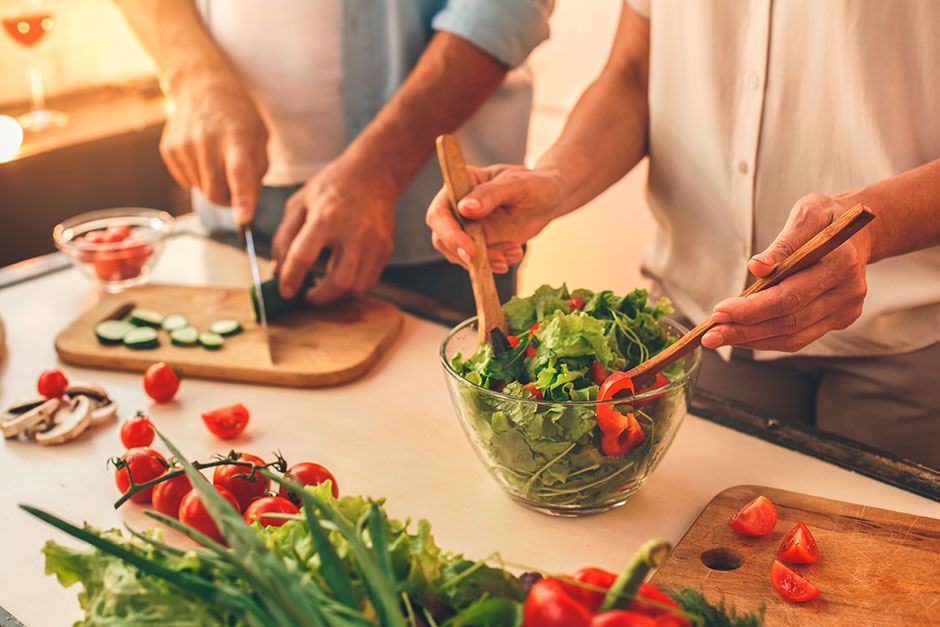 Paar beim Anrichten eines Salats | Credit: iStock.com/Sergei Gnatiuk