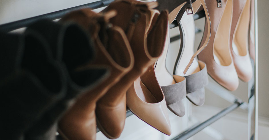 Garderobe mit Damen- und Herrenschuhen | Credit: iStock.com/Rachel Barringer