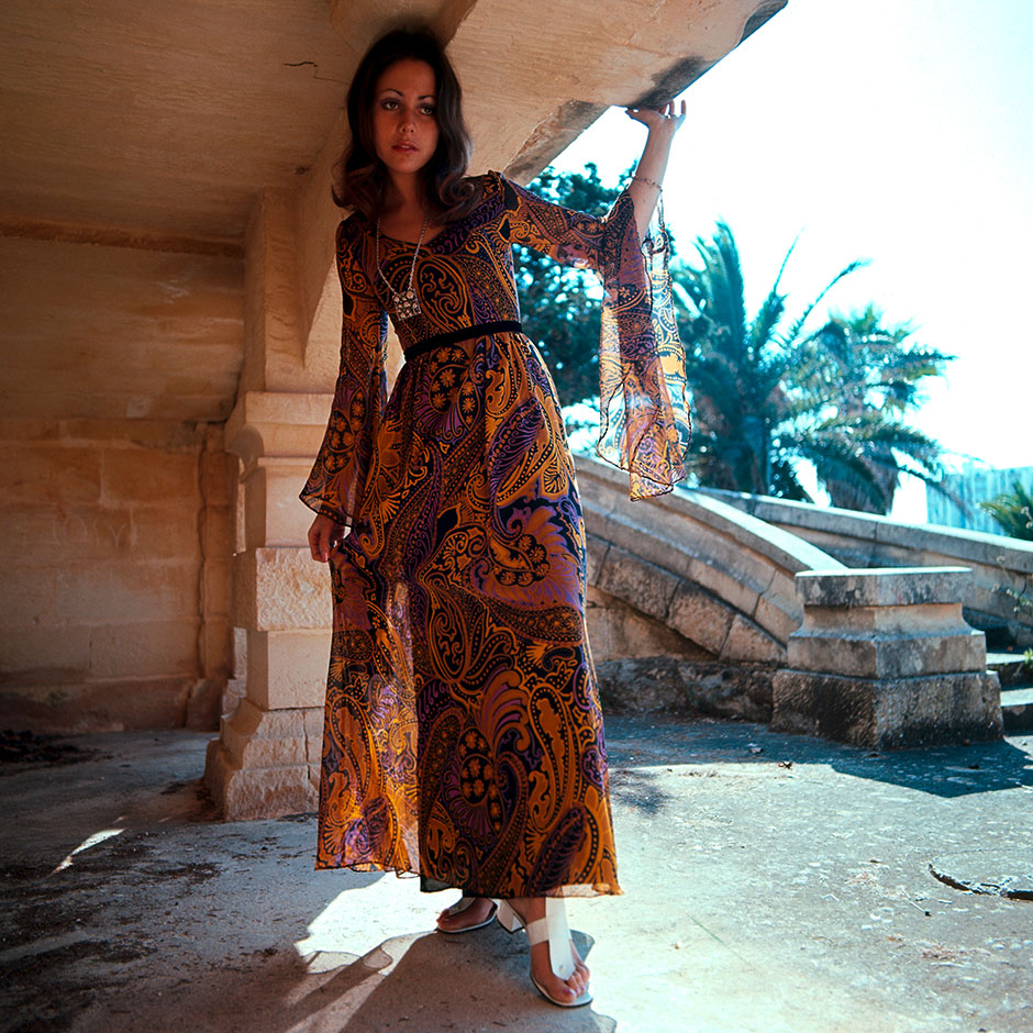 Junge Frau in einem langen Boho-Kleid in den 1970er-Jahren | Credit: Mary Evans / picturedesk.com