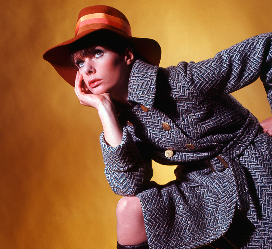 Junge Frau in Karomantel und mit Hut aus den 1970er-Jahren | Credit: Mary Evans / picturedesk.com
