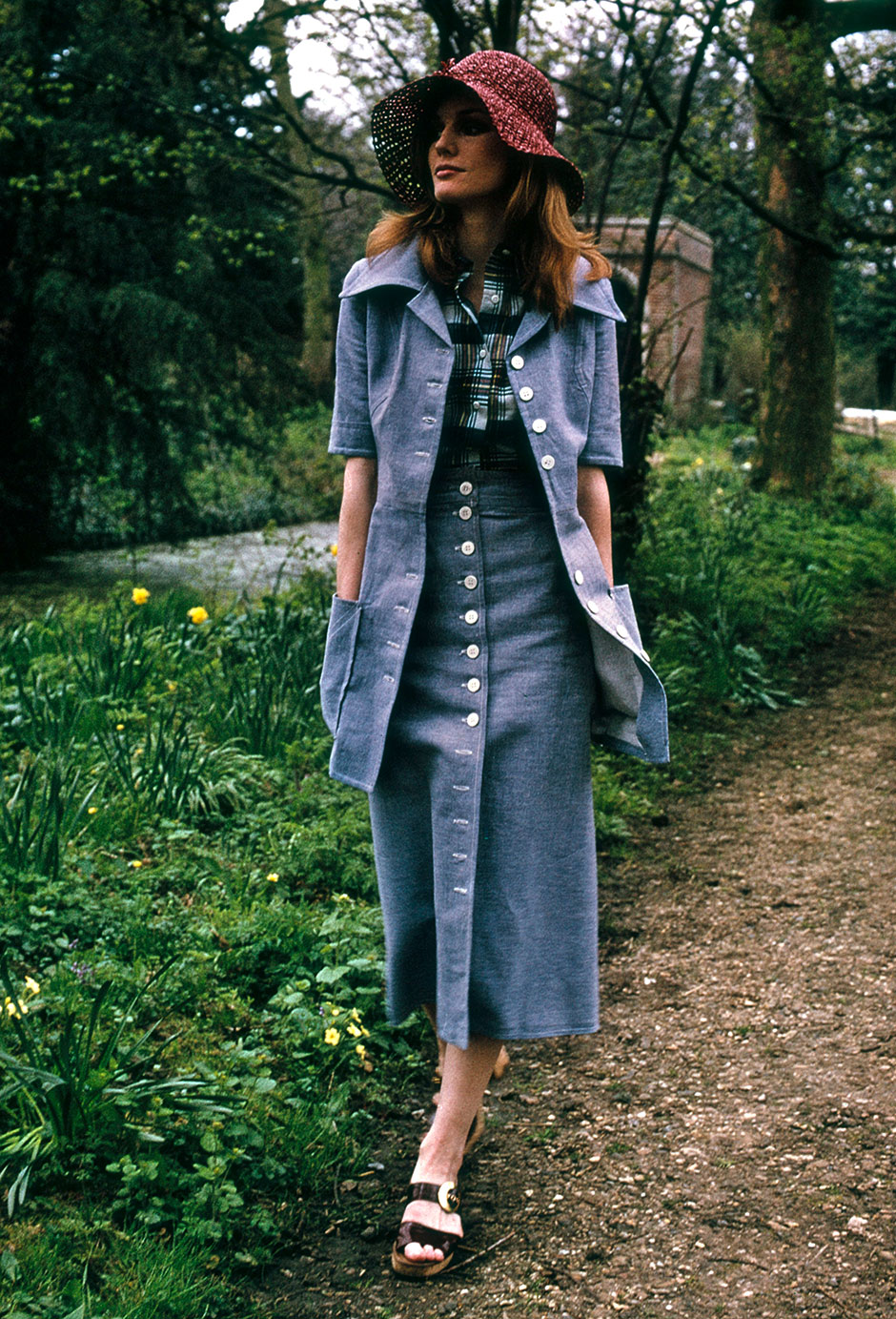 Frau aus den 1970er-Jahren in einem Jeanskleid | Credit: General / TopFoto / picturedesk.com