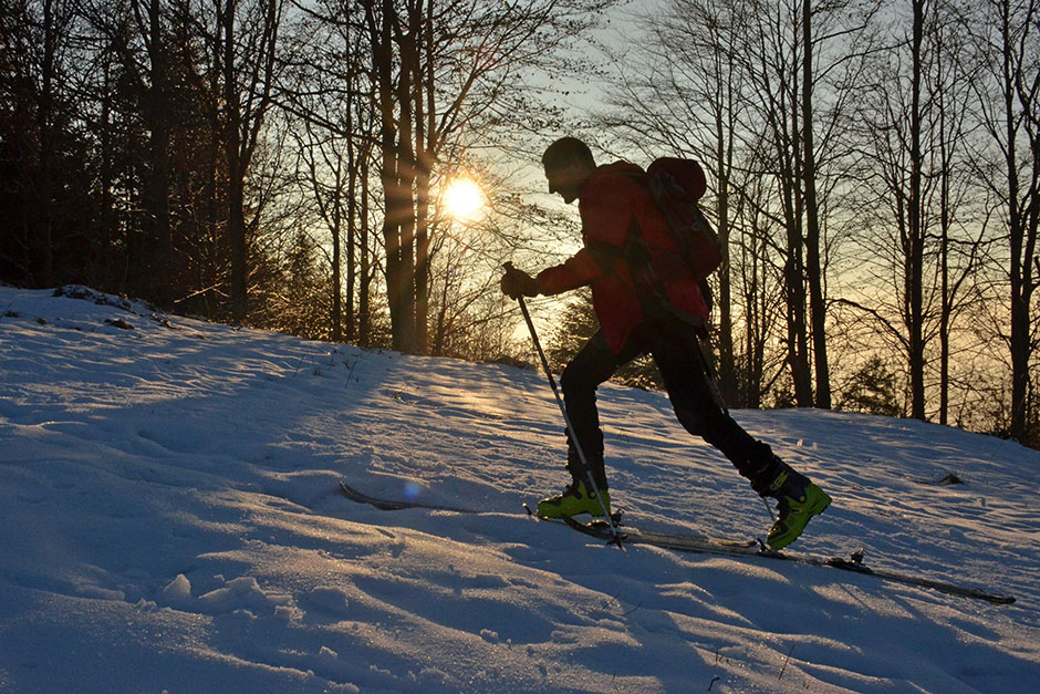 Skitourengeher bei Sonnenuntergang | Credit: iStock.com/Spitzt-Foto