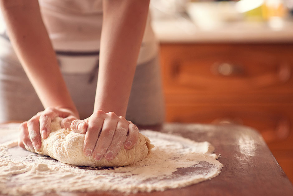 Frau beim Teigkneten | Credit: iStock.com/nikonenkot