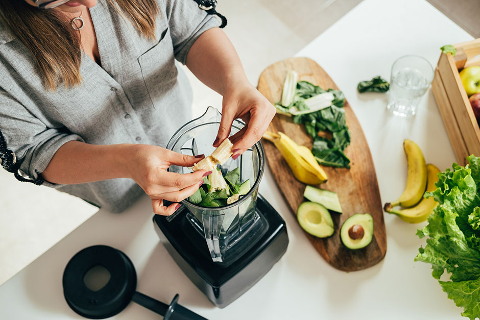 Frau bereitet sich einen Smoothie zu | Credit: iStock.com/Tijana Simic