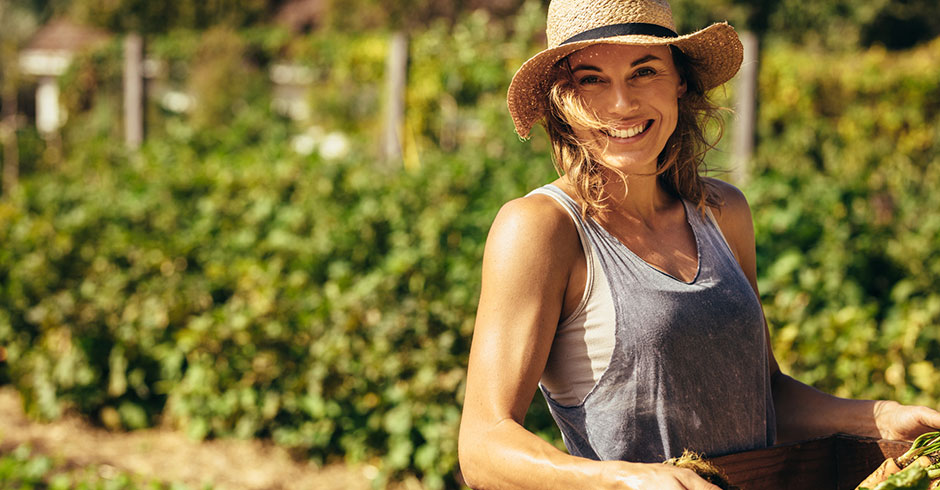 Glückliche Frau bei der Gartenarbeit | Credit: iStock.com/jacoblund