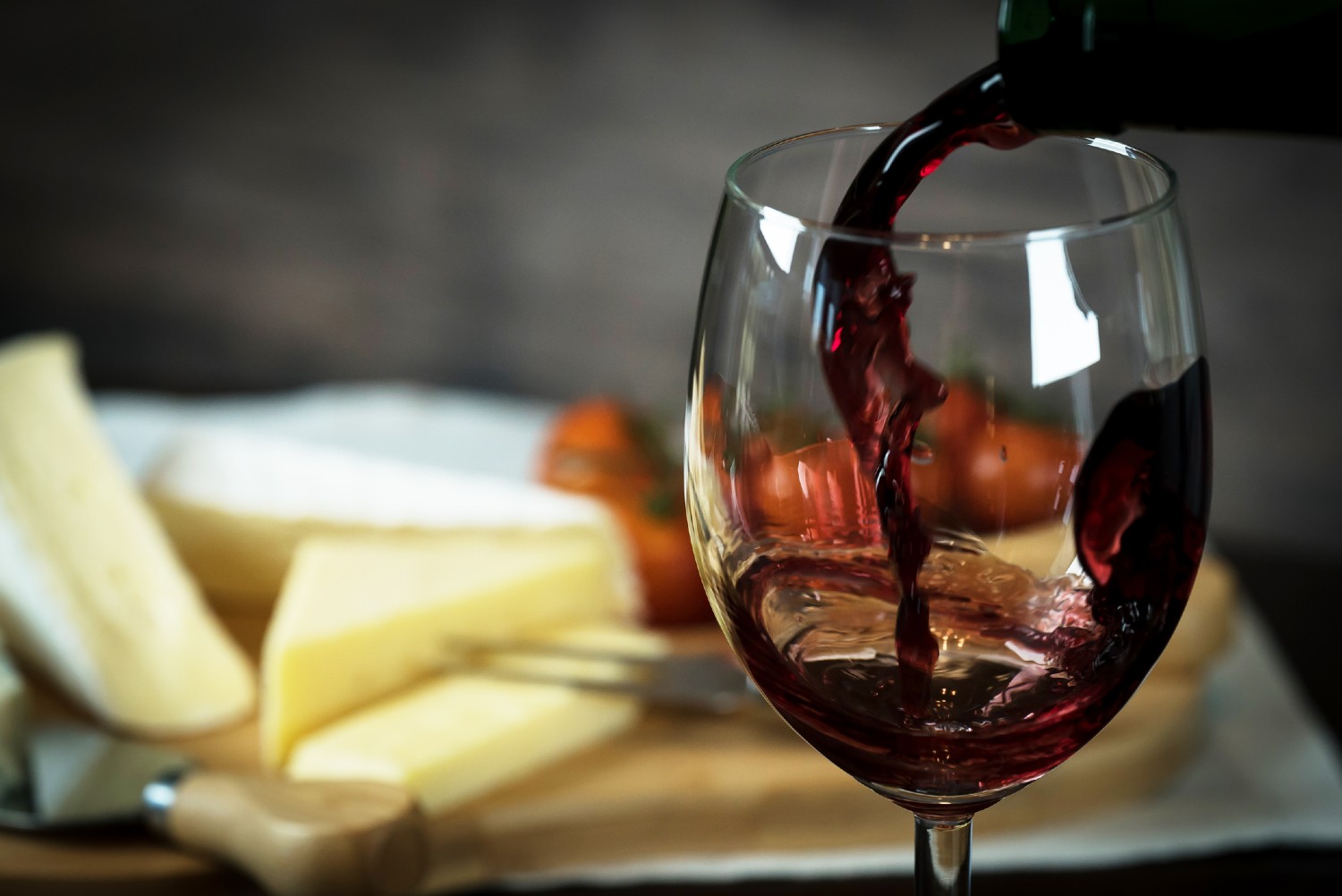Rotwein und Käse | Credit: iStock.com/Michał Chodyra