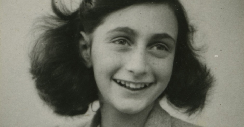 Ein Schwarz-Weiß Porträt der lachenden Anne Frank