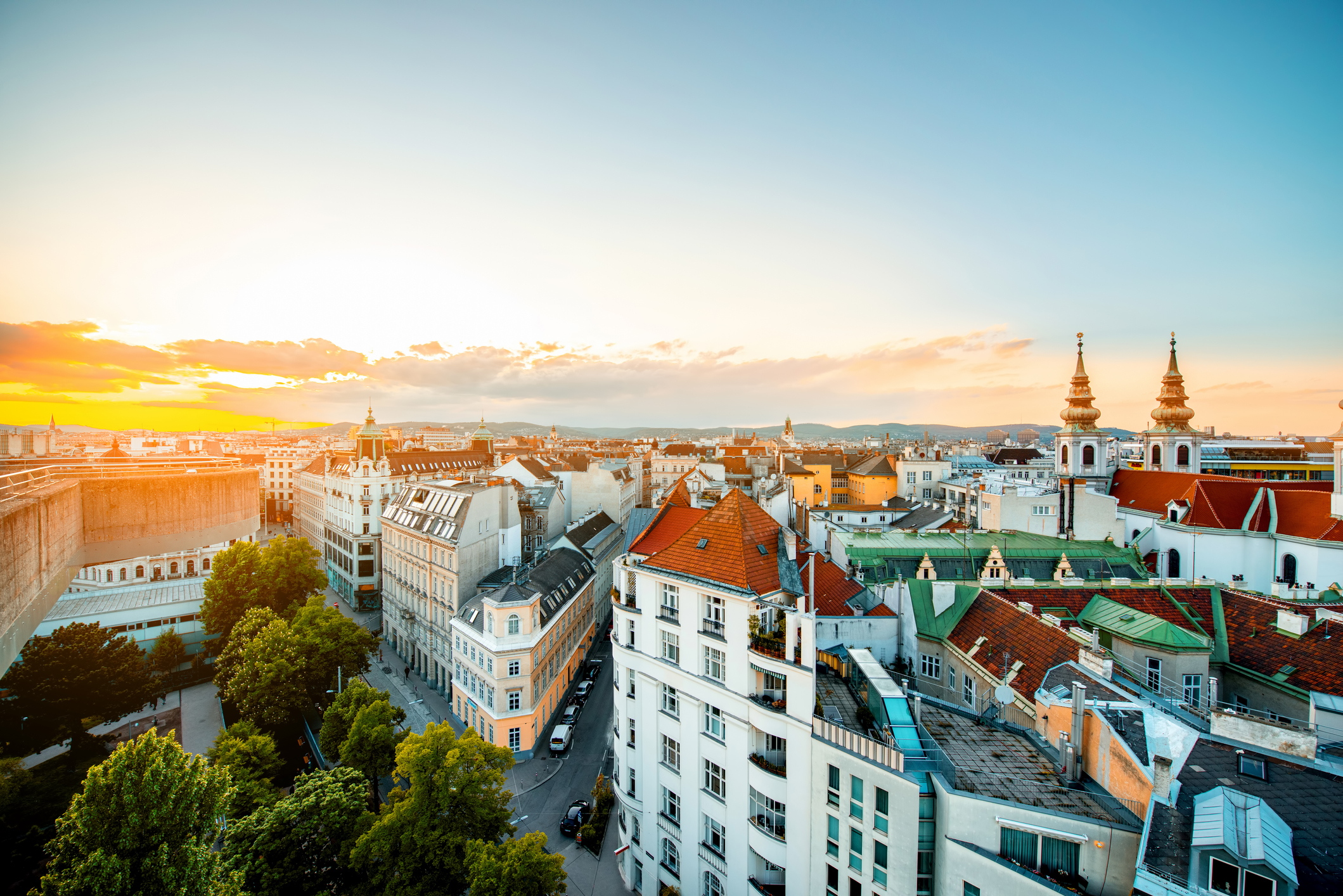 Park und Häuser in Wien | Credit: iStock.com/RossHelen
