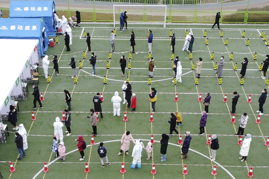 Aufnahme von oben auf ein markiertes Feld mit Wartenden