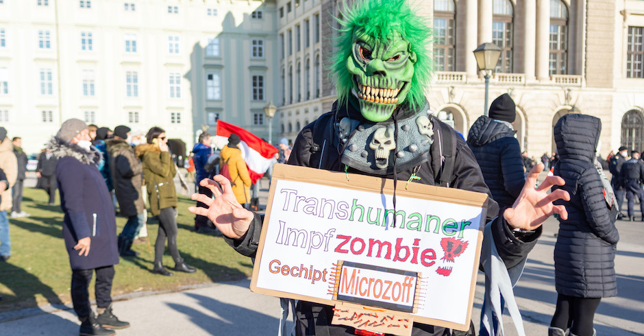 Coronademonstrant als Zombie verkleidet| Credit: Isabelle Ouvrard/SEPA.Media/picturedesk.com