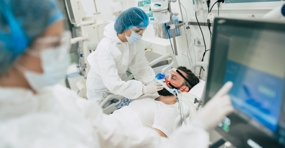 Coronapatient wird beatmet | Credit: iStock.com/Povozniuk