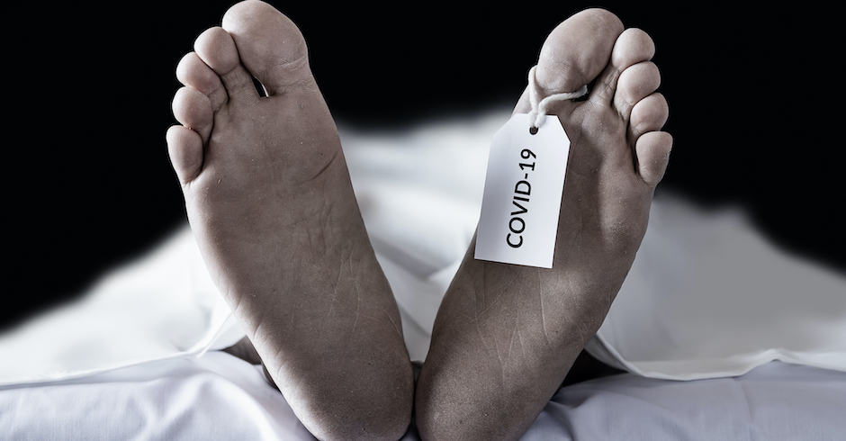 Verstorbener mit Covid-Marke | Credit: iStock.com/asiandelight