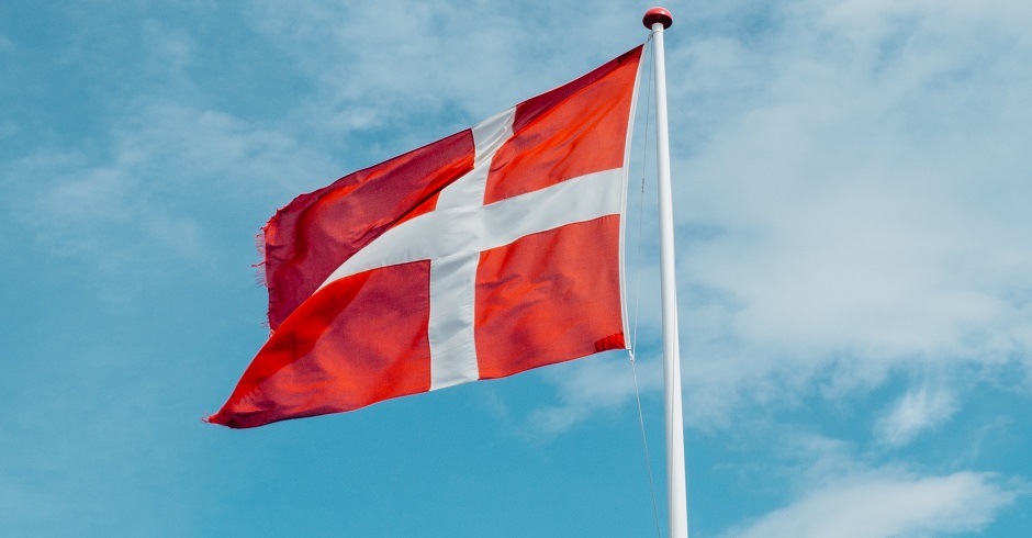 Die dänische Flagge vor einem blauen Himmel
