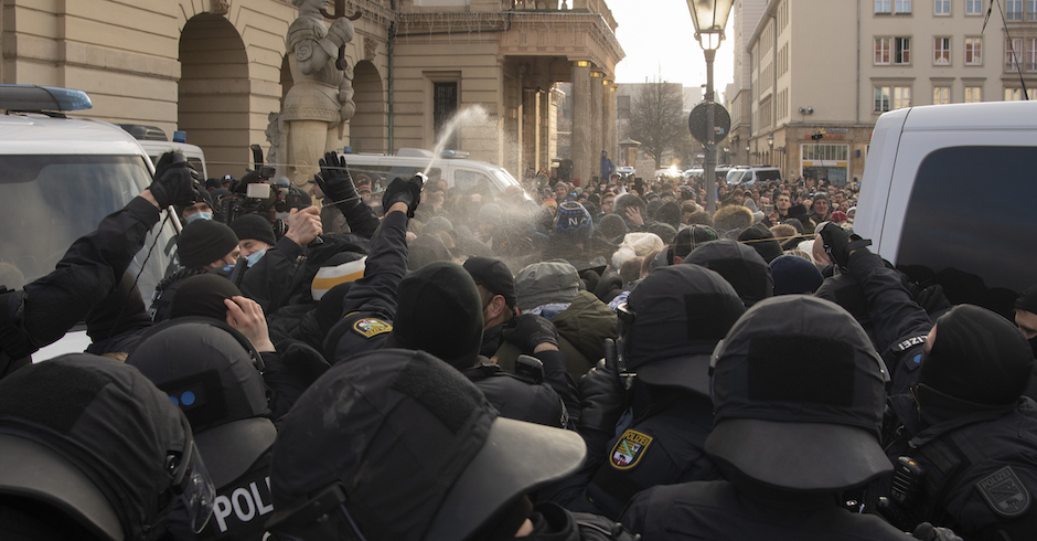 Szene mit Polizei und Demonstranten