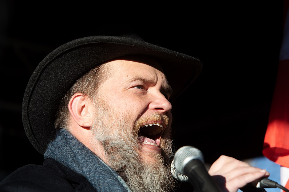 Alexander Ehrlich spricht in ein Mikrofon. Er wirkt aufgebracht.