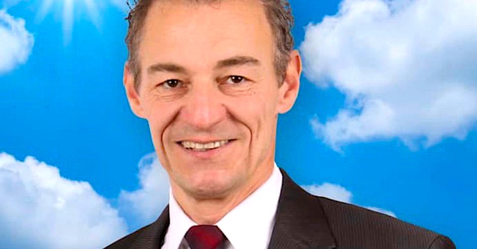 Porträt vor künstlich blauem Himmel