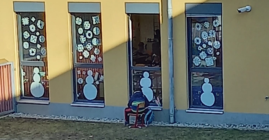 Voitsberger Volksschüler sitzt vor dem Fenster seines Klassenzimmers