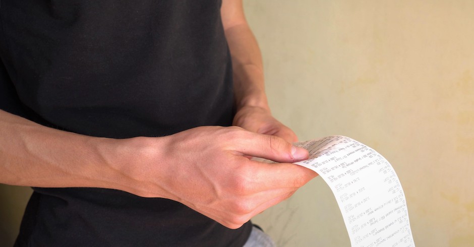 Frau mit Supermarkt-Rechnung | Credit: iStock.com/Fevziie Ryman