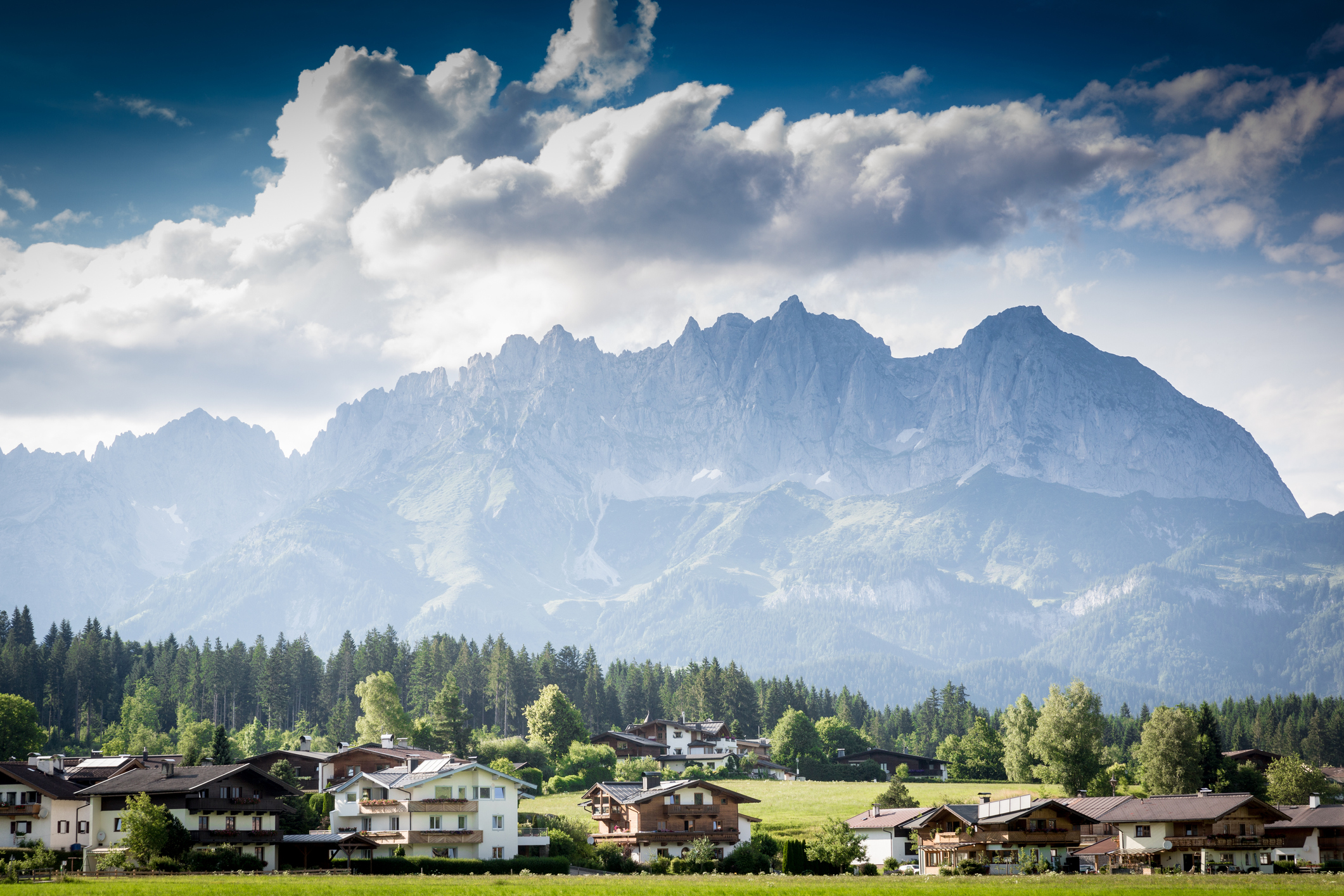 Einfamilienhäuser vor dem wilden Kaiser | Credit: iStock.com/3000RISK