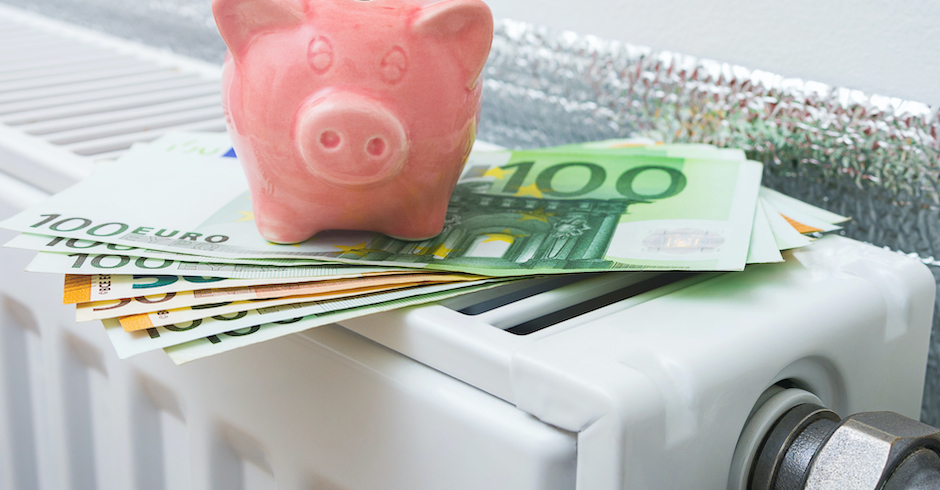 Rosa Schwein und Euroscheine auf einem Heizkörper | Credit: iStock.com/Evgen_Prozhyrko