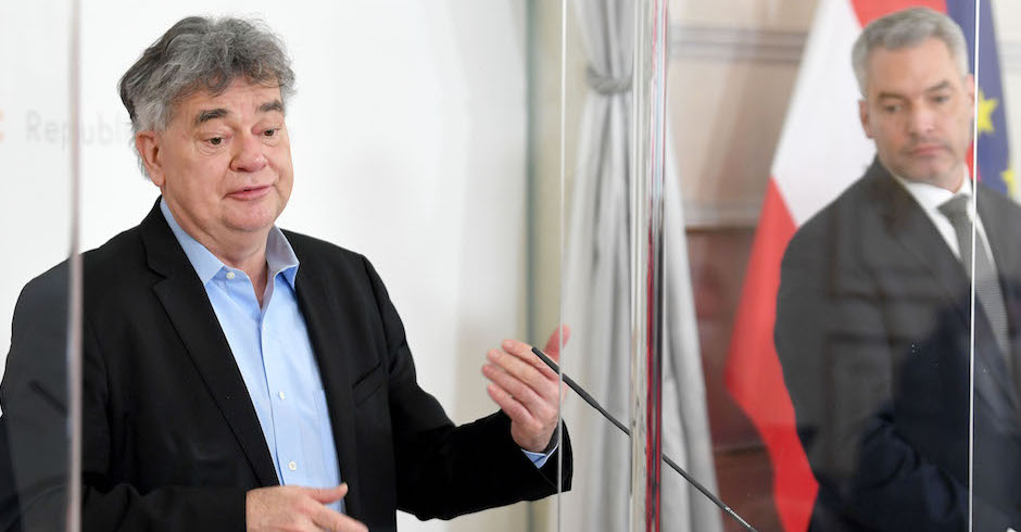 Der Vizekanzler vor einem Mikrofon, neben ihm der Kanzler