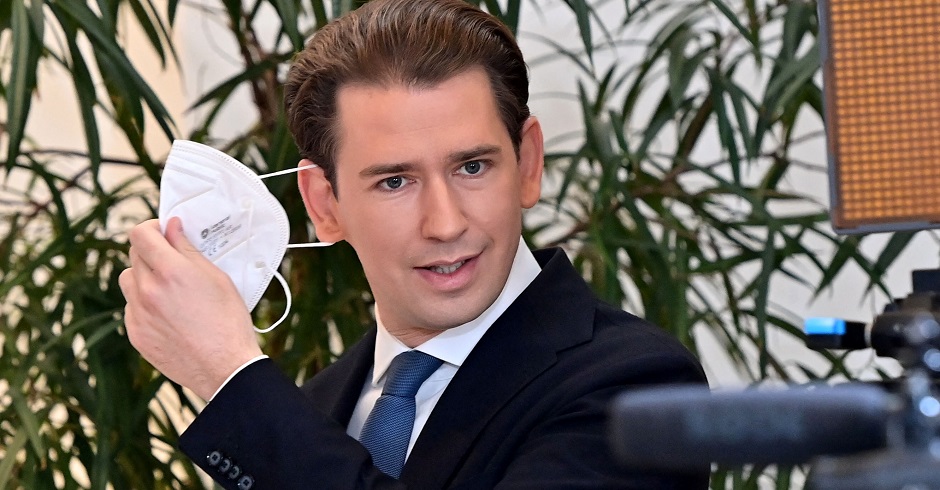 Sebastian Kurz vor Kameras. Er nimmt eine FFP2-Maske ab.