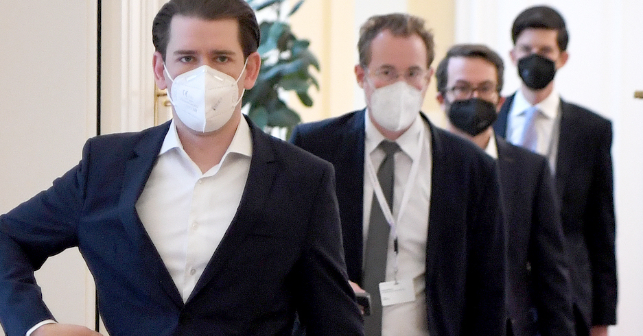 Mitarbeiter von Kurz betreten ihm folgend einen Raum