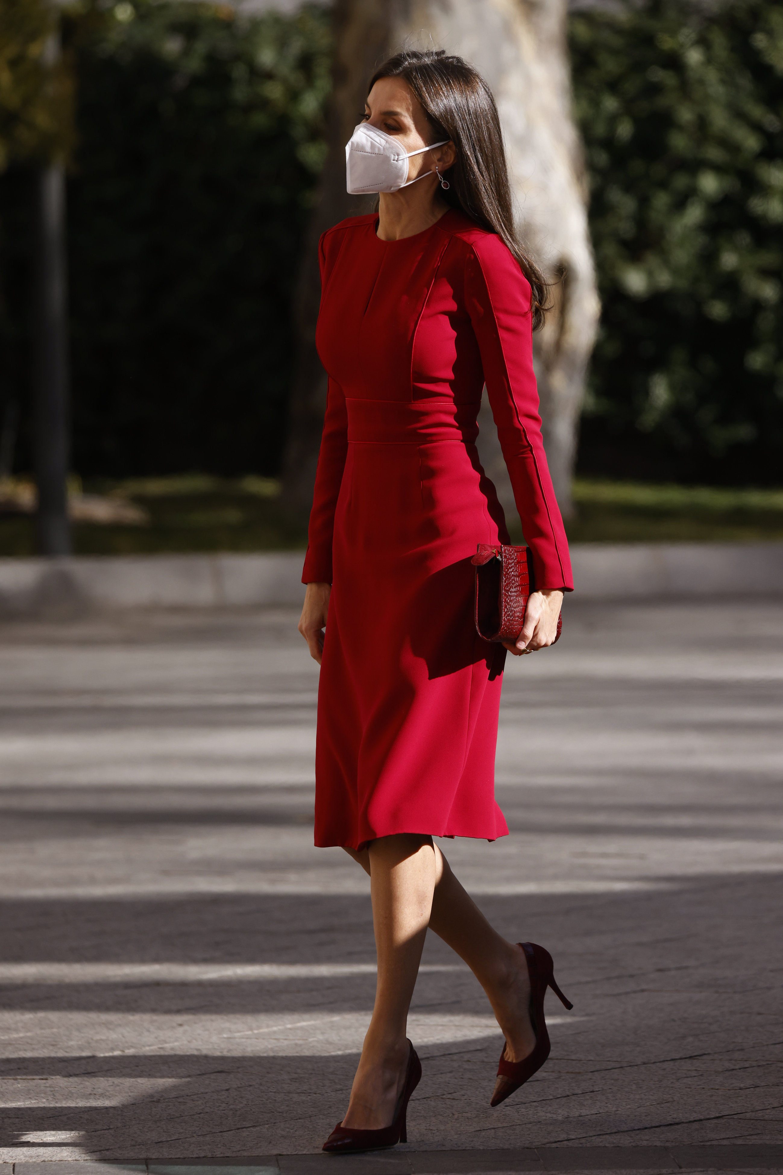 Letizia in einem roten Kleid