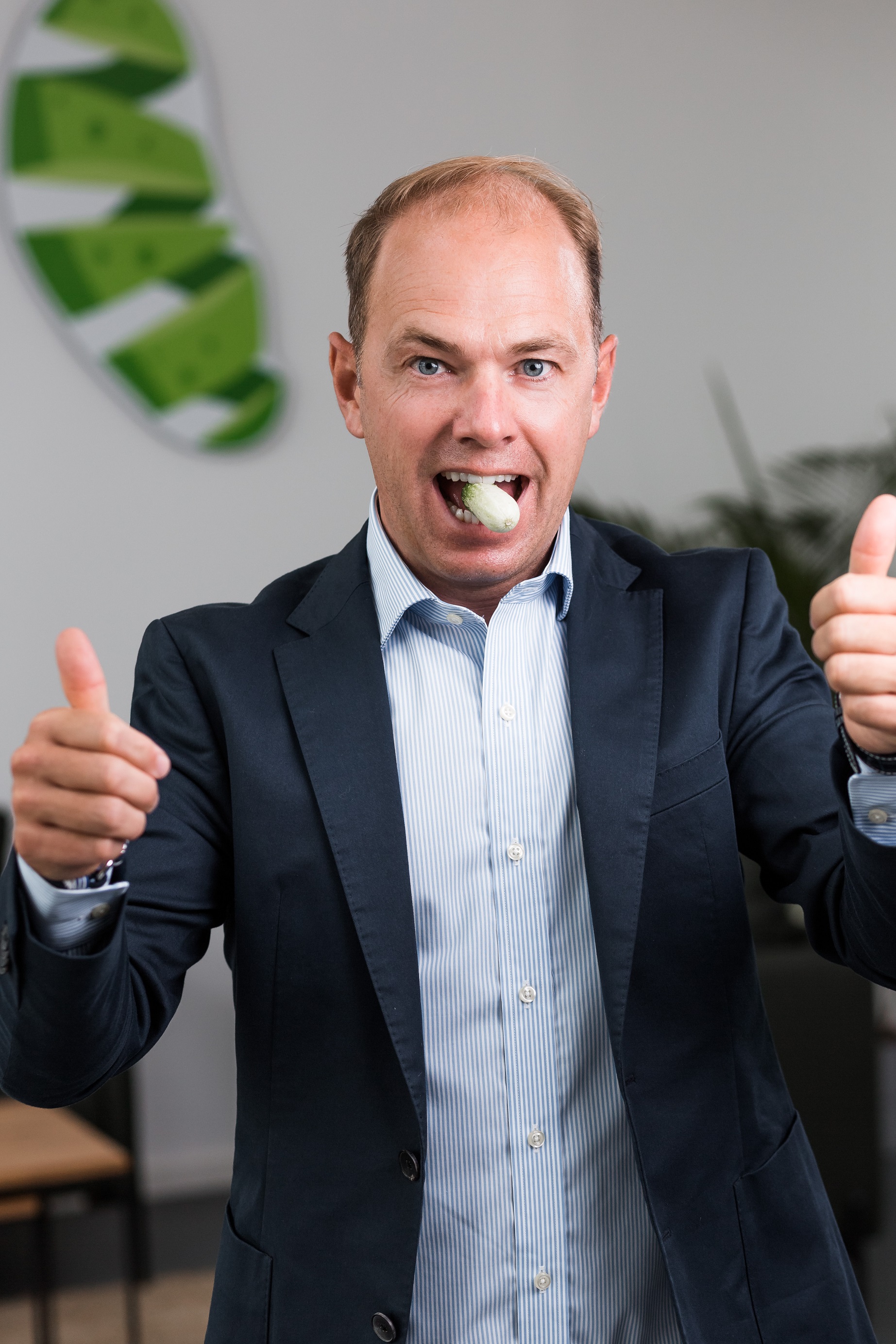 Maurice Beurskens mit Gurke im Mund | Credit: Philipp Lipiarski/www.lipiarski.com