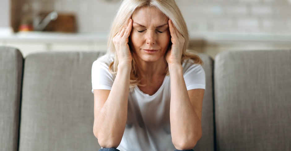 Frau hat Migräne | Credit: iStock.com/Kateryna Onyshchuk