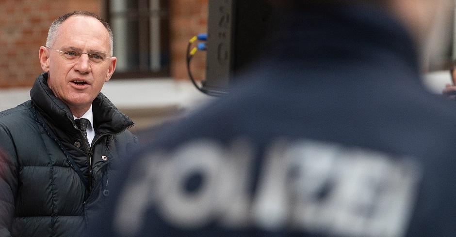 Innenminister Gerhard Karner hält eine Ansprache vor Polizisten