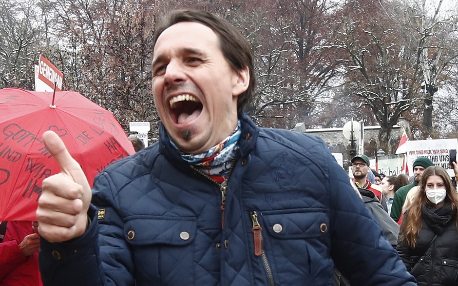 Rutter lachend mit nach oben gestrecktem Daumen auf einer Demo