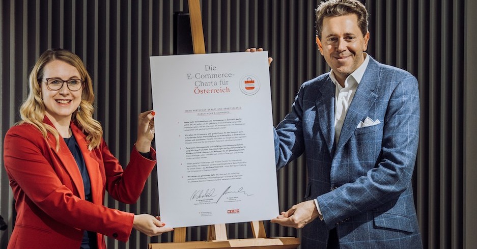 Die Ministerin und der Funktionär halten eine Tafel