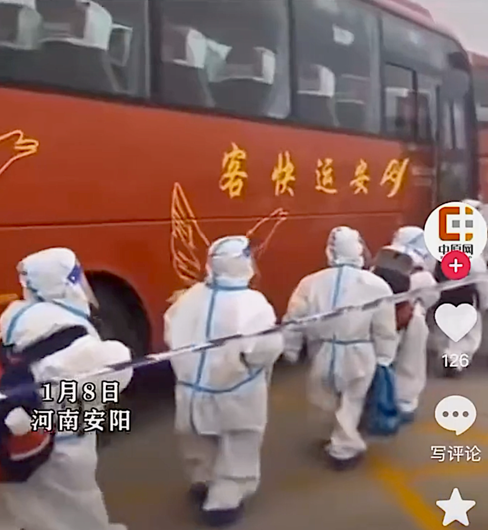 Kinder von Kopf bis Fuß und Schutzanzügen steigen in einen Bus