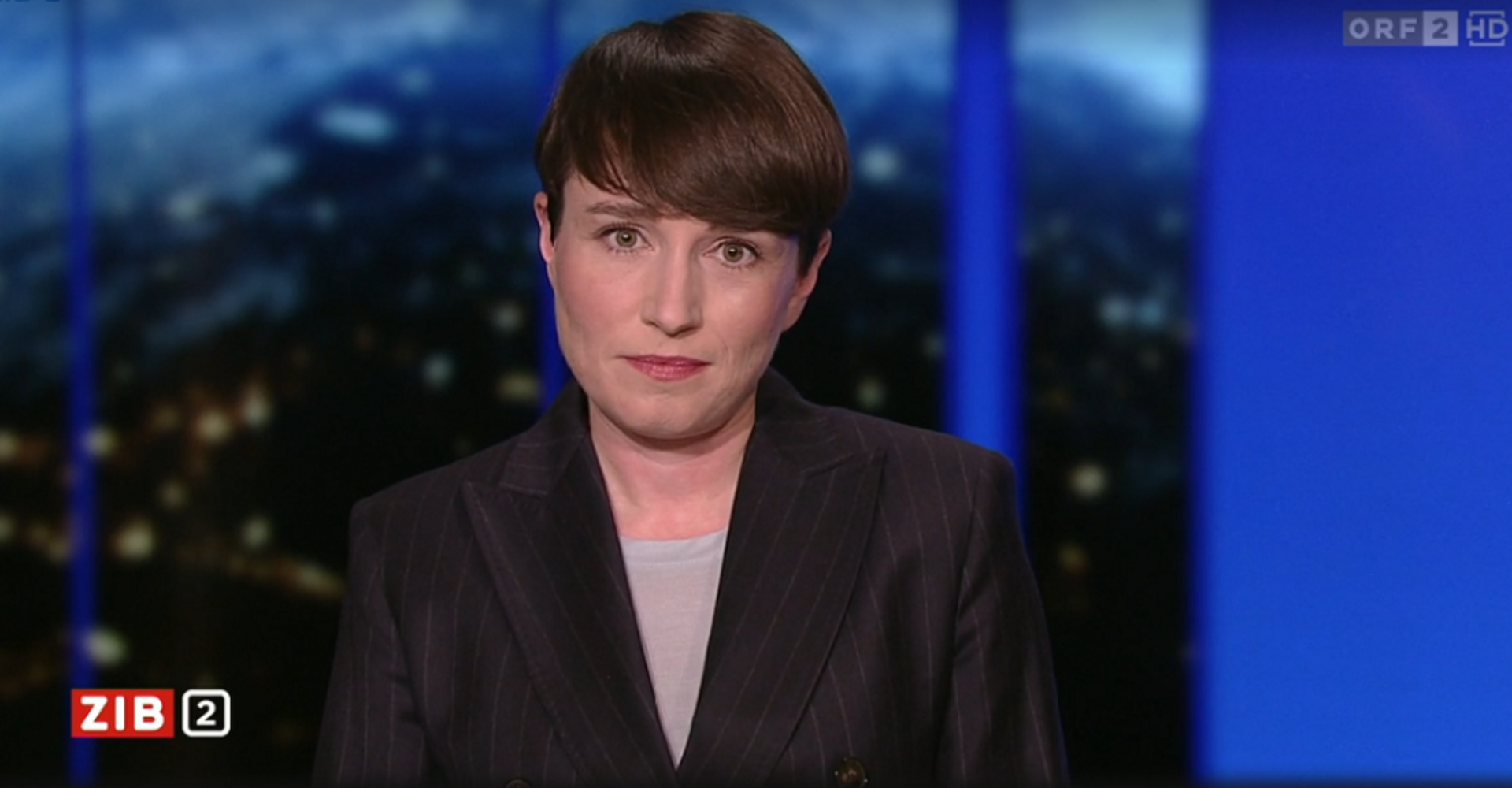 Sigrid Maurer im Studio der ZIB2. Im unteren Bildrand das Logo der ZIB2