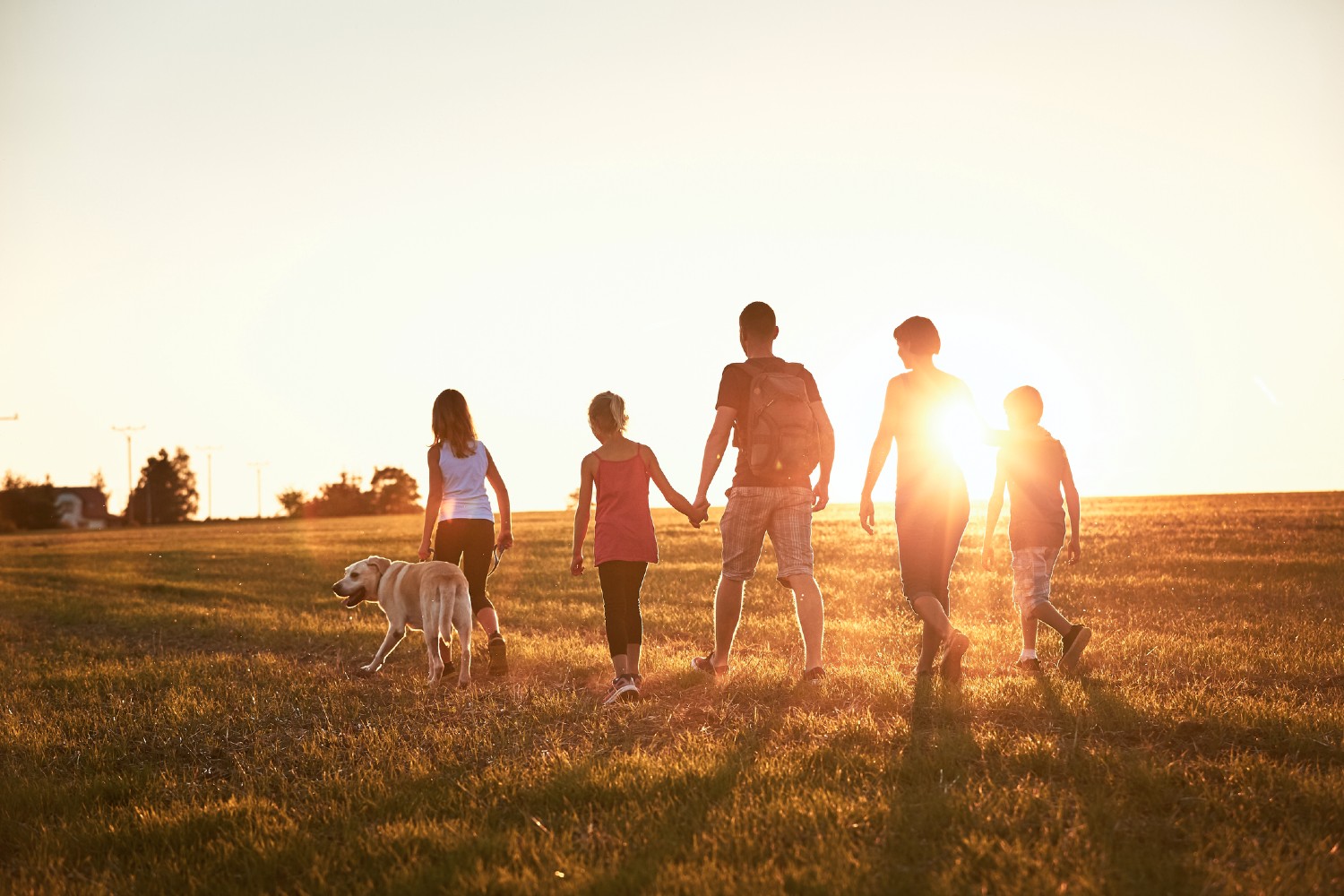 Familie mit Hund | Credit: iStock.com/Chalabala