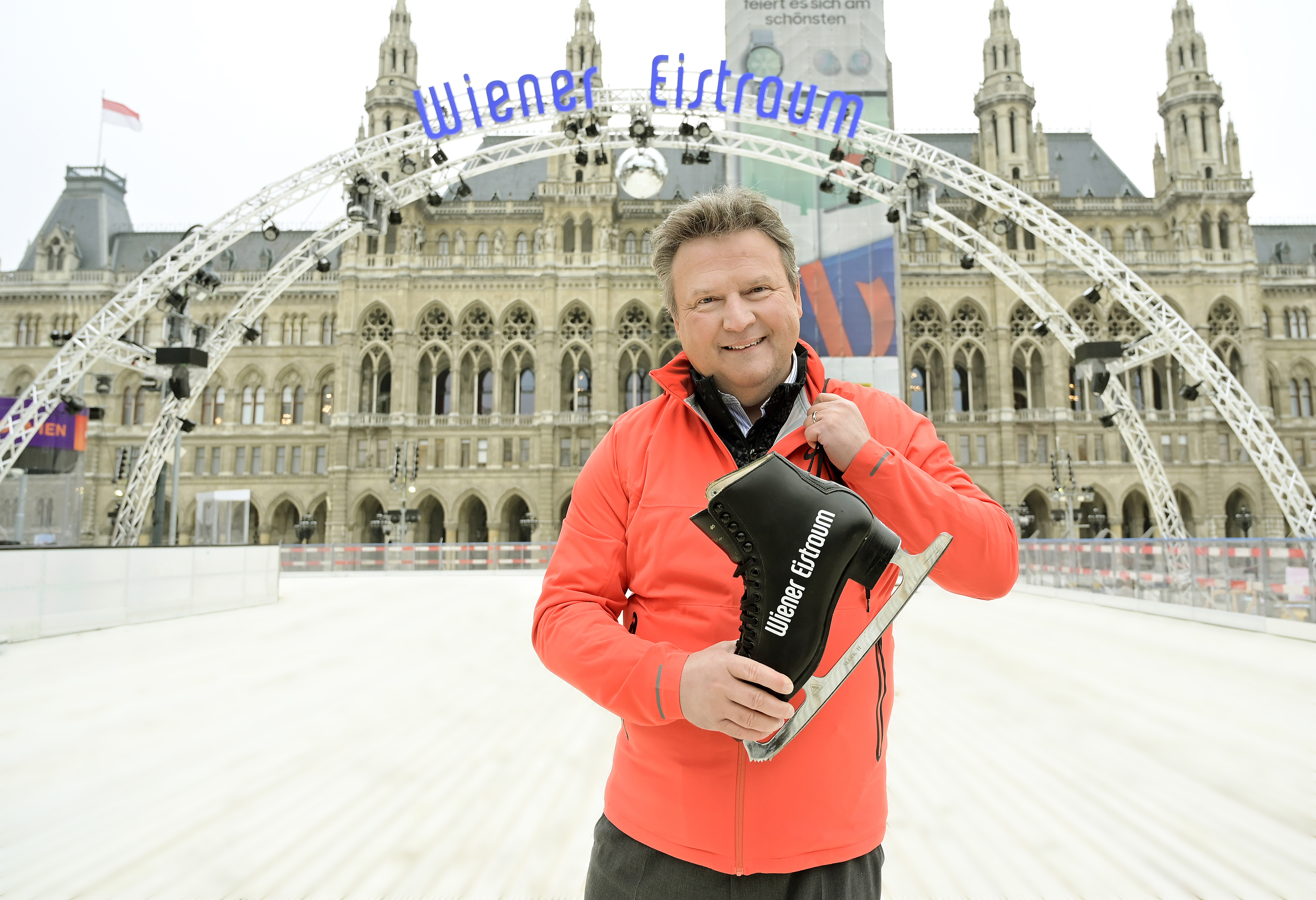 Wiens Bürgermeister hält Eislaufschuhe | Credit: stadtwienmarketing/Christian Jobst