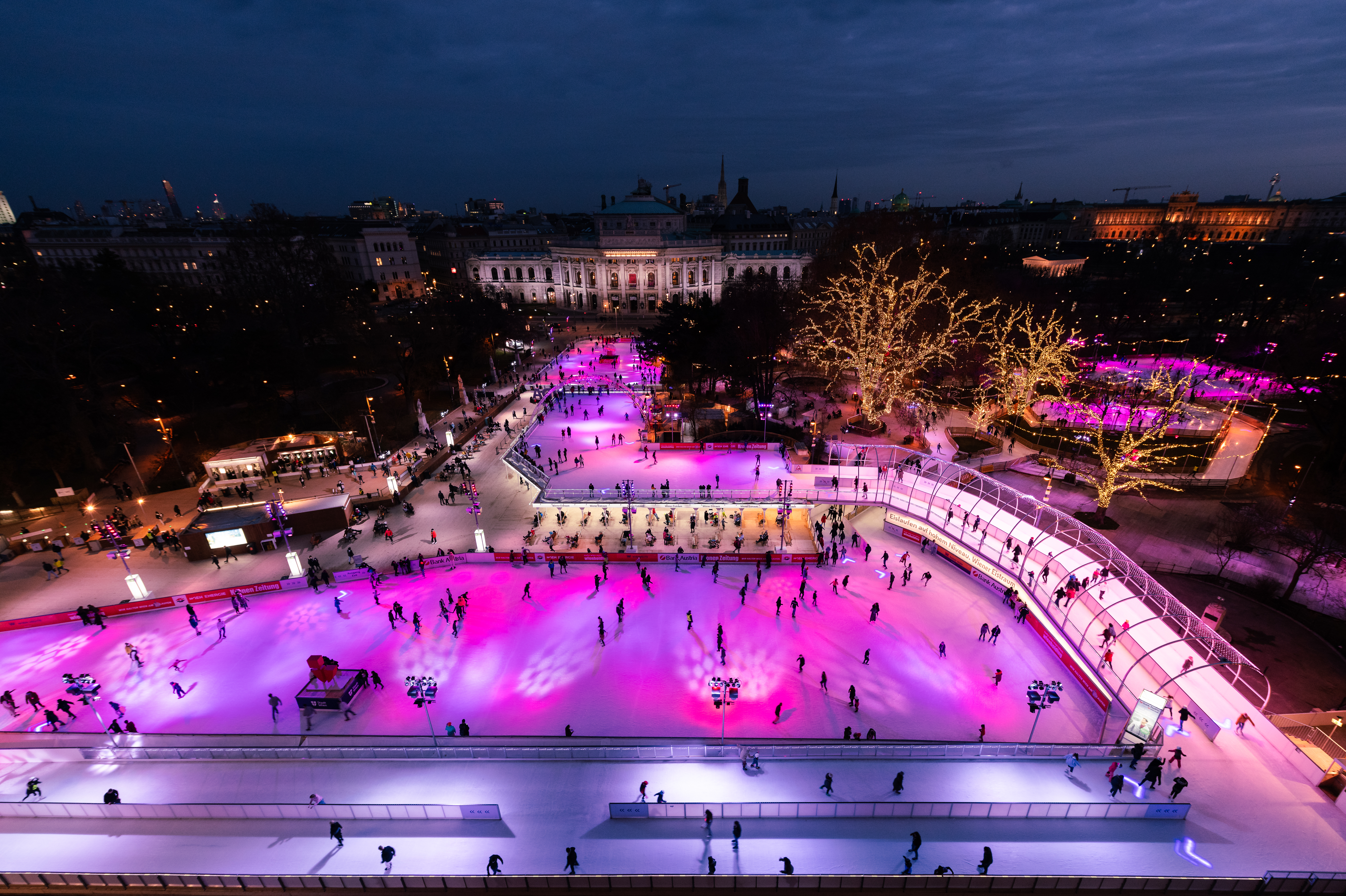 Blick über den beleuchteten Wiener Eistraum | Credit: stadtwienmarketing/Johannes Wiedl
