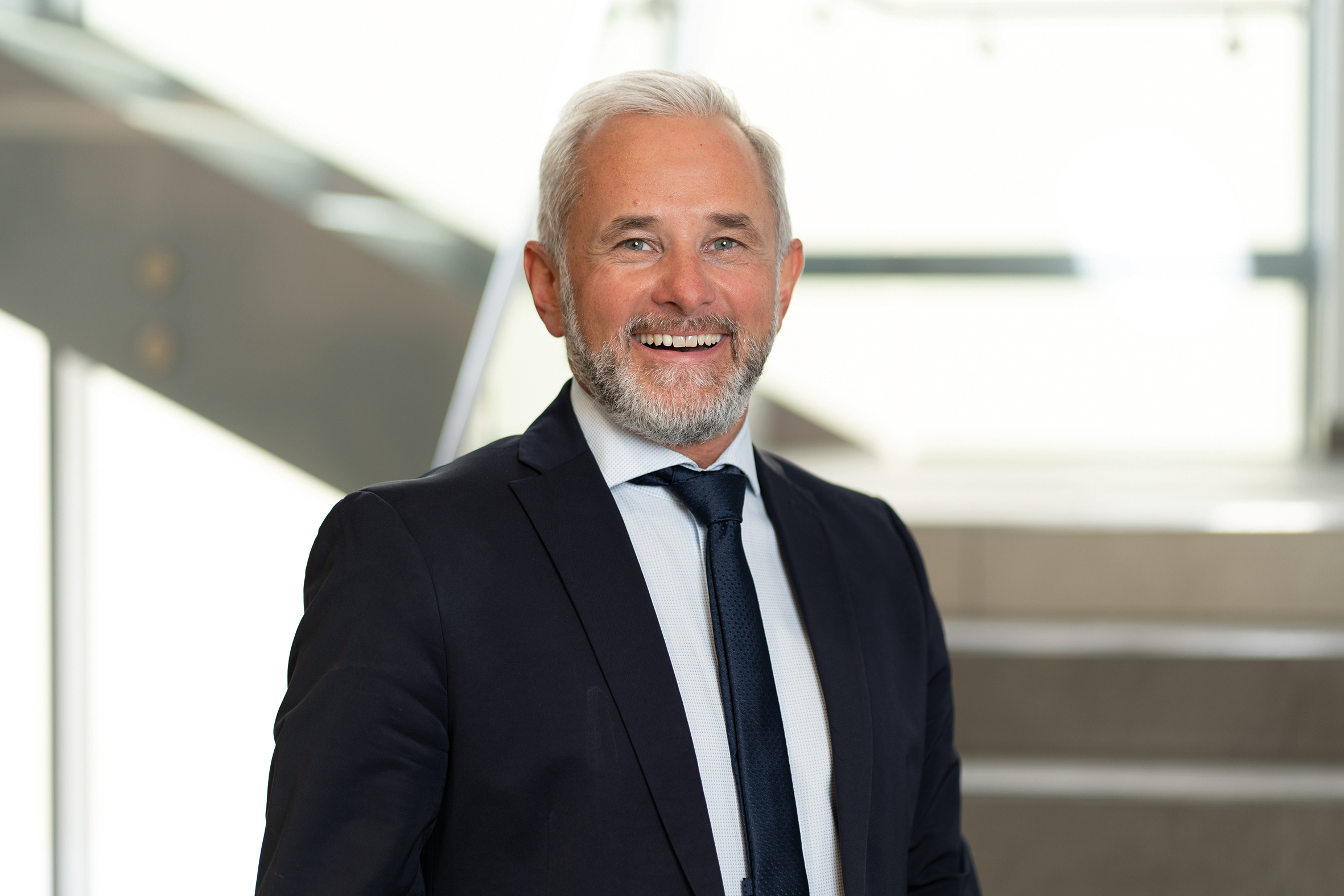 Der Geschäftsführer des bfi-Kärnten, Gottfried Pototschnig, im Stiegenhaus seines Unternehmens