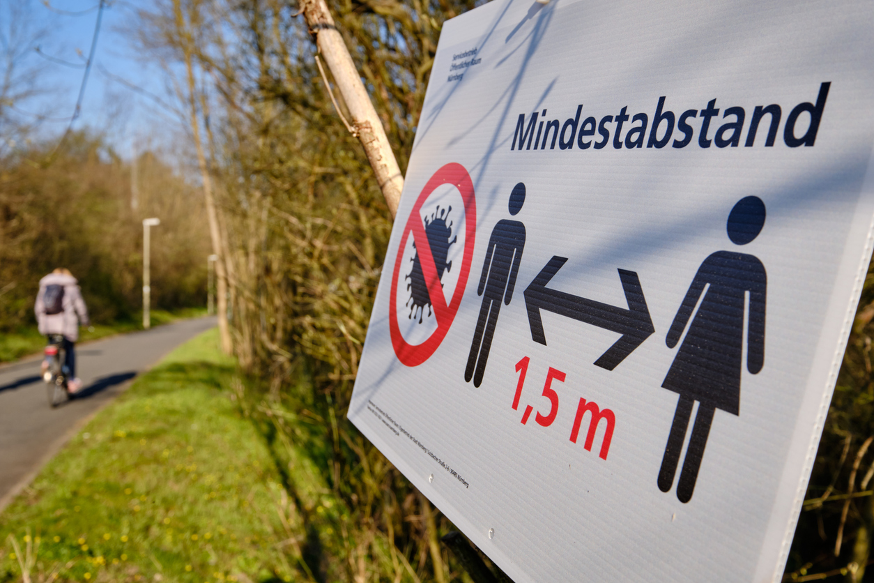 Tafel mit dem Hinweis, den Mindestabstand einzuhalten.