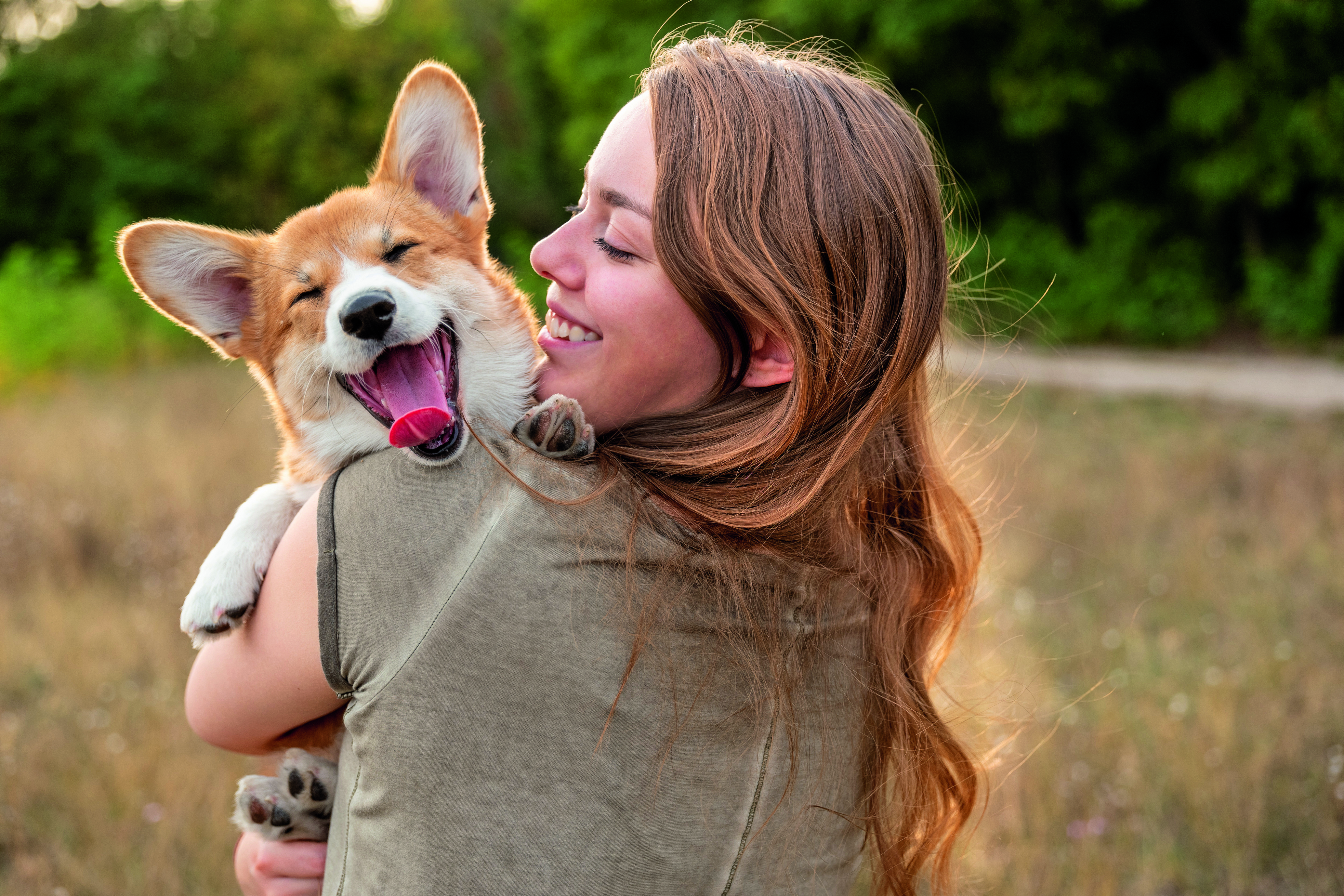 Junge Frau mit einem Corgi