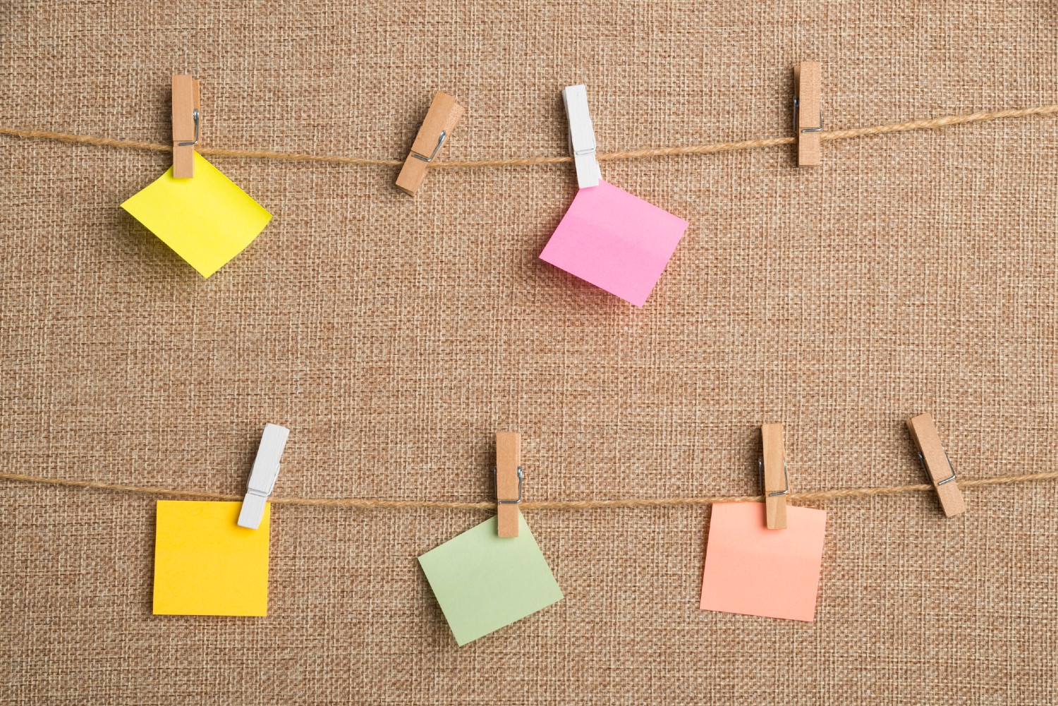 Pinnwand aus Holz | Credit: iStock.com/Niall