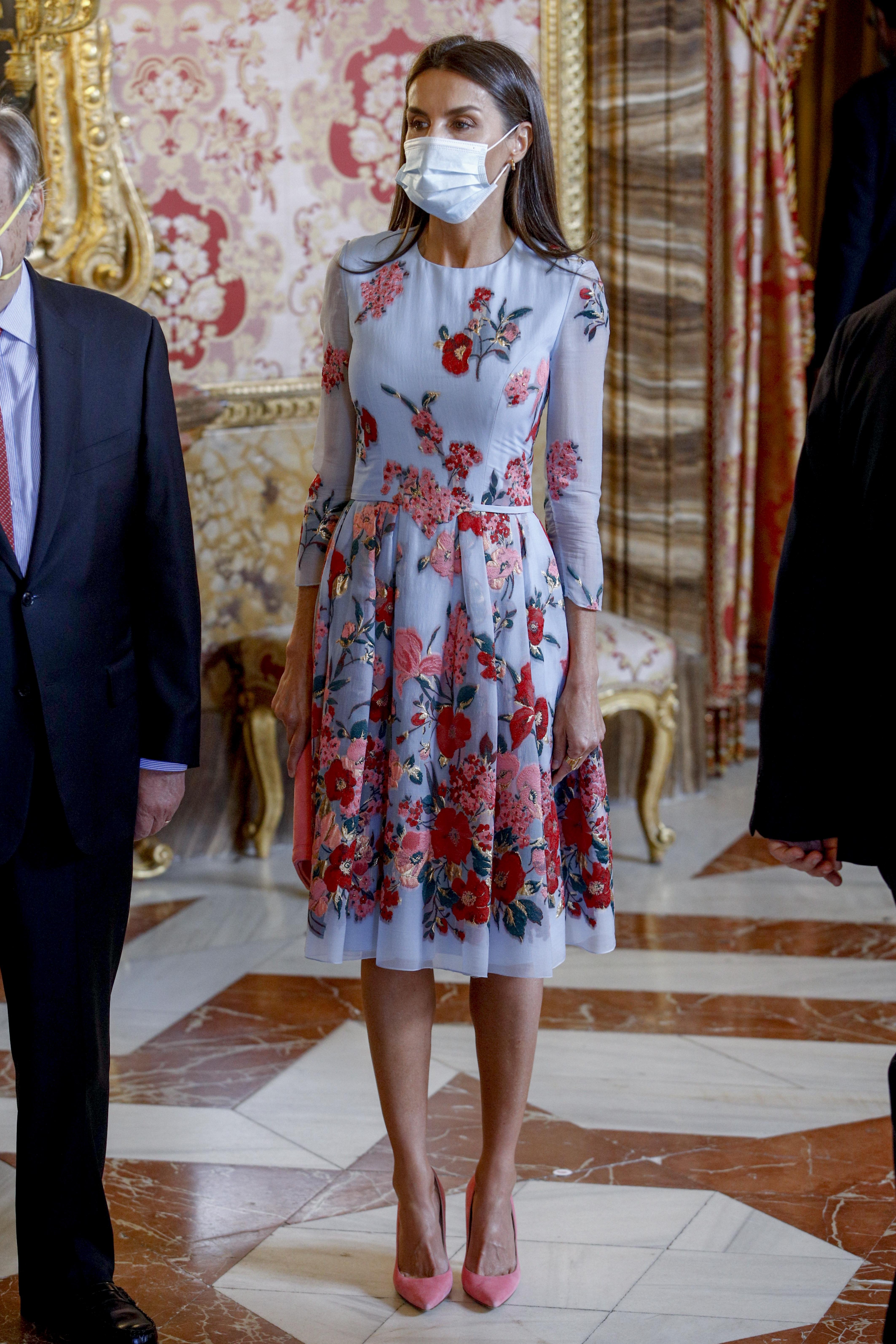 Letizia in einem hellblauen Seidenkleid.