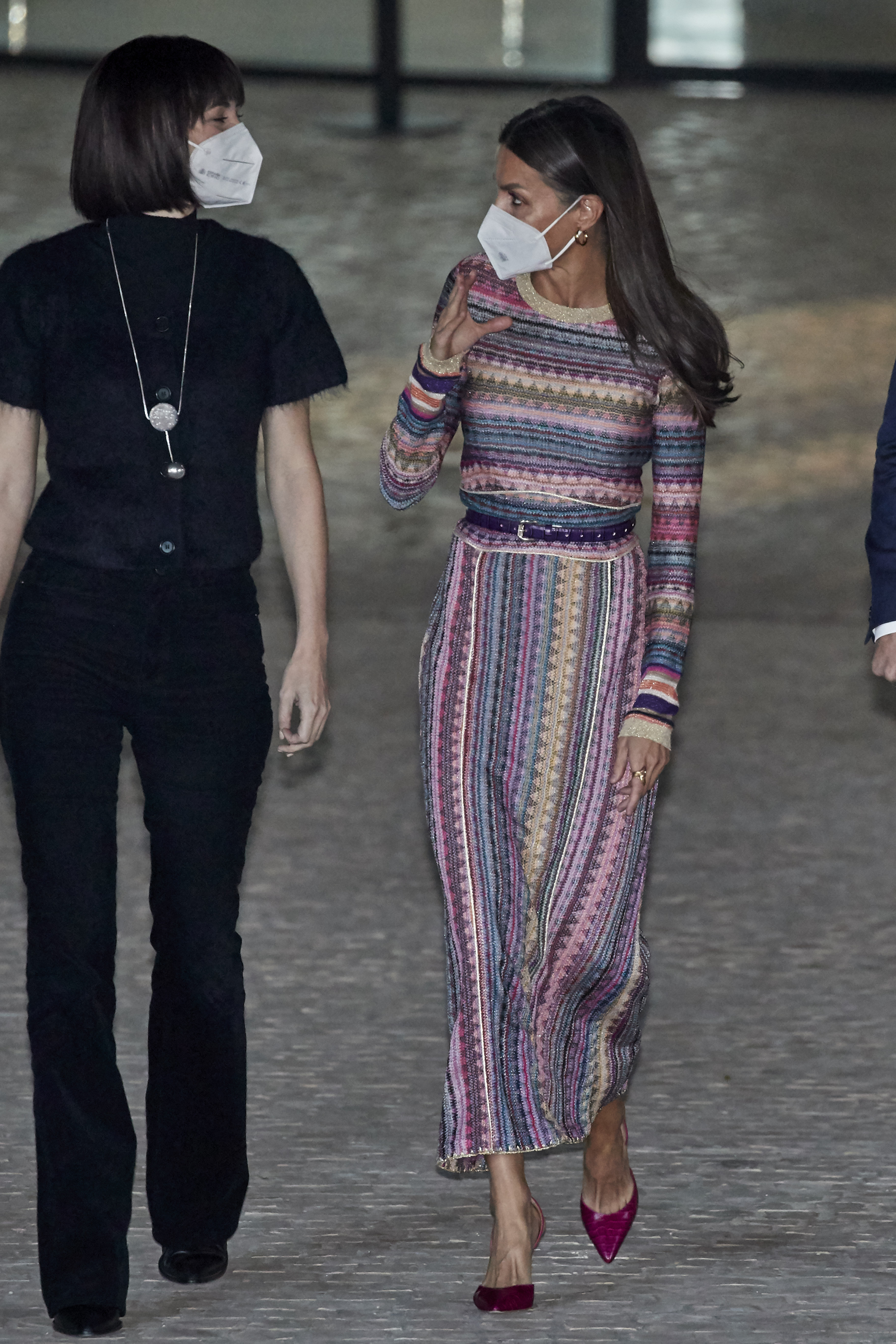 Letizia in einem Muster-Kleid