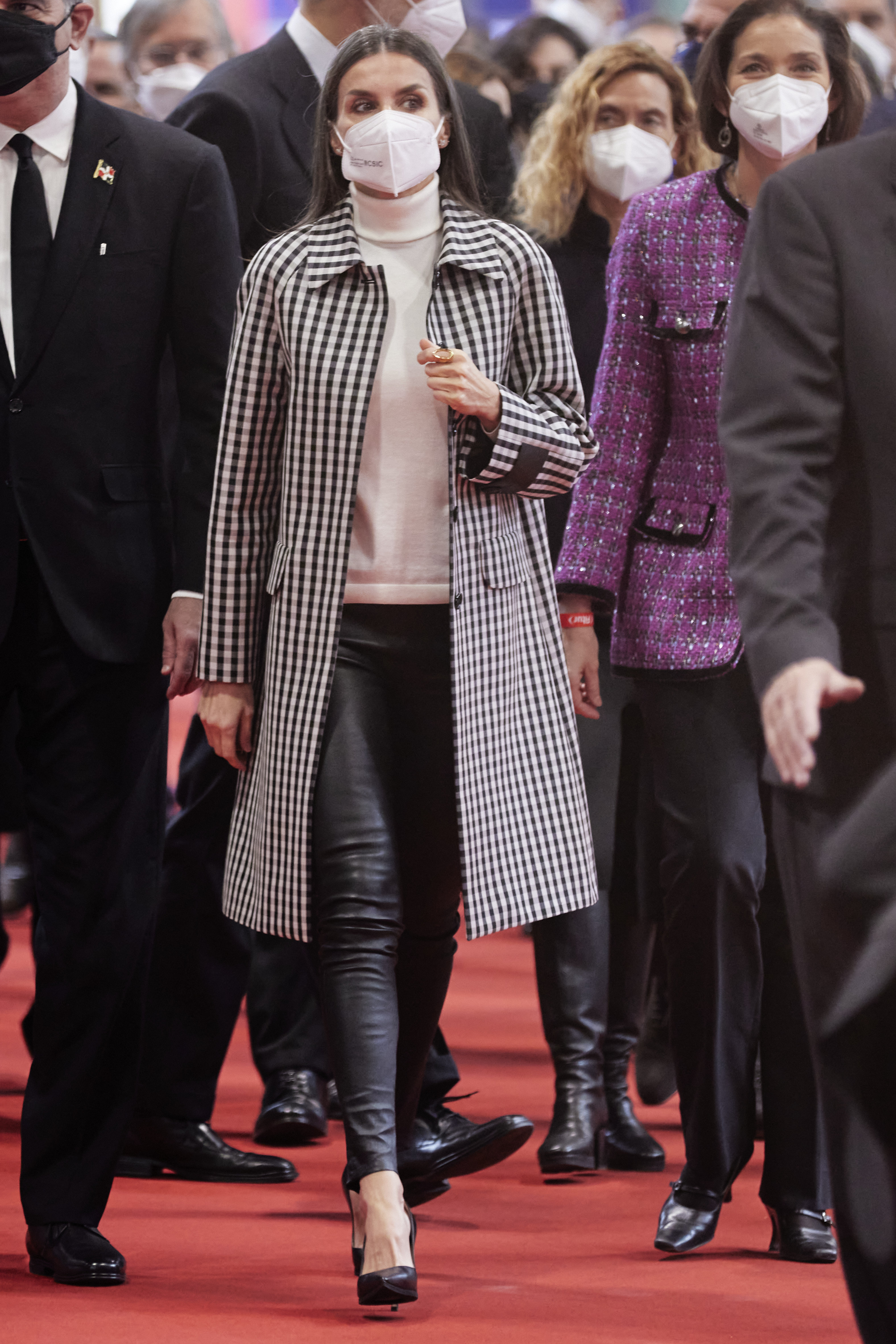 Königin Letizia in einem Karomantel