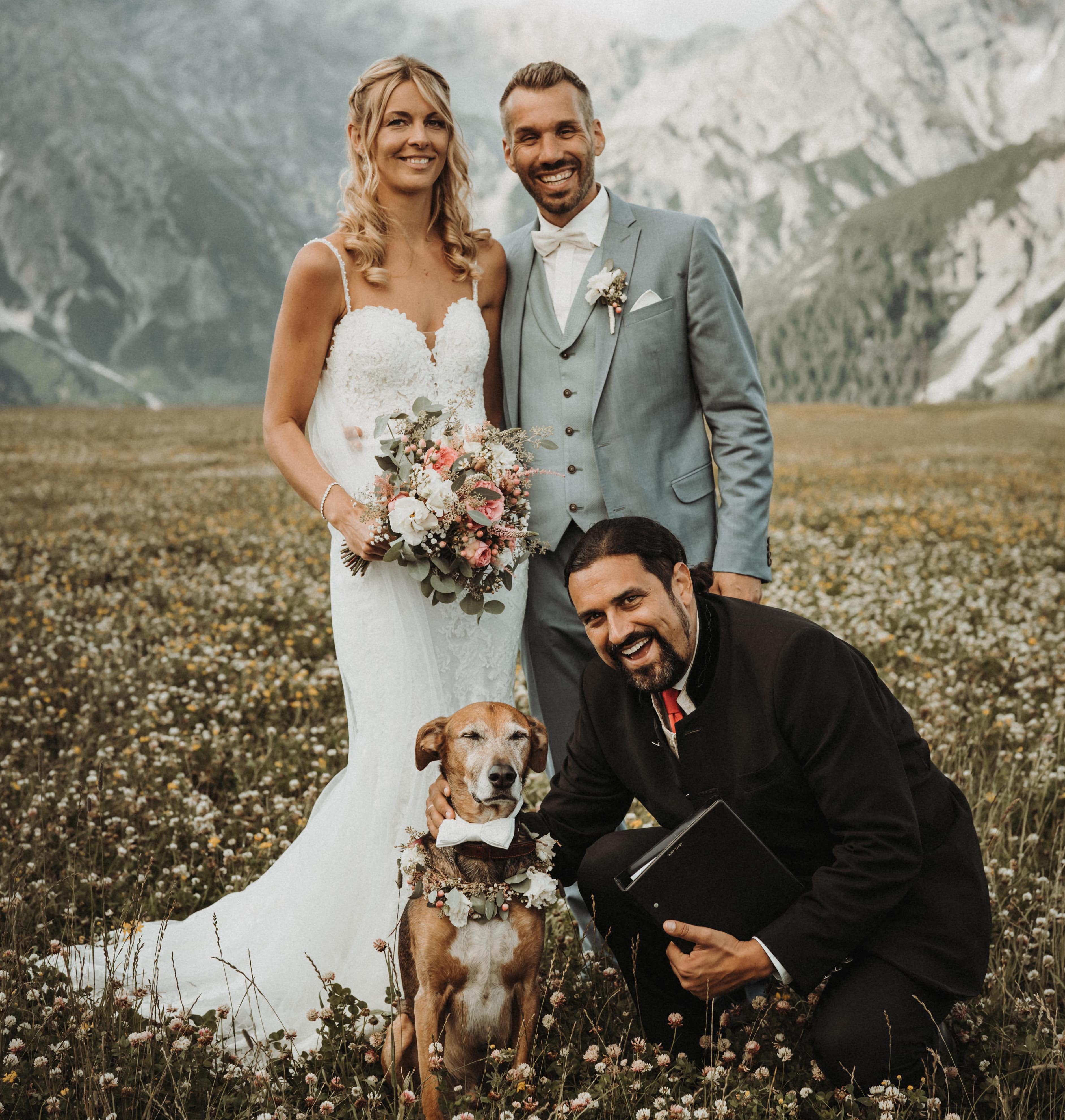 Immanuel Fiausch mit dem Hochzeitspaar | Credit: Jennifer Stieler Photography
