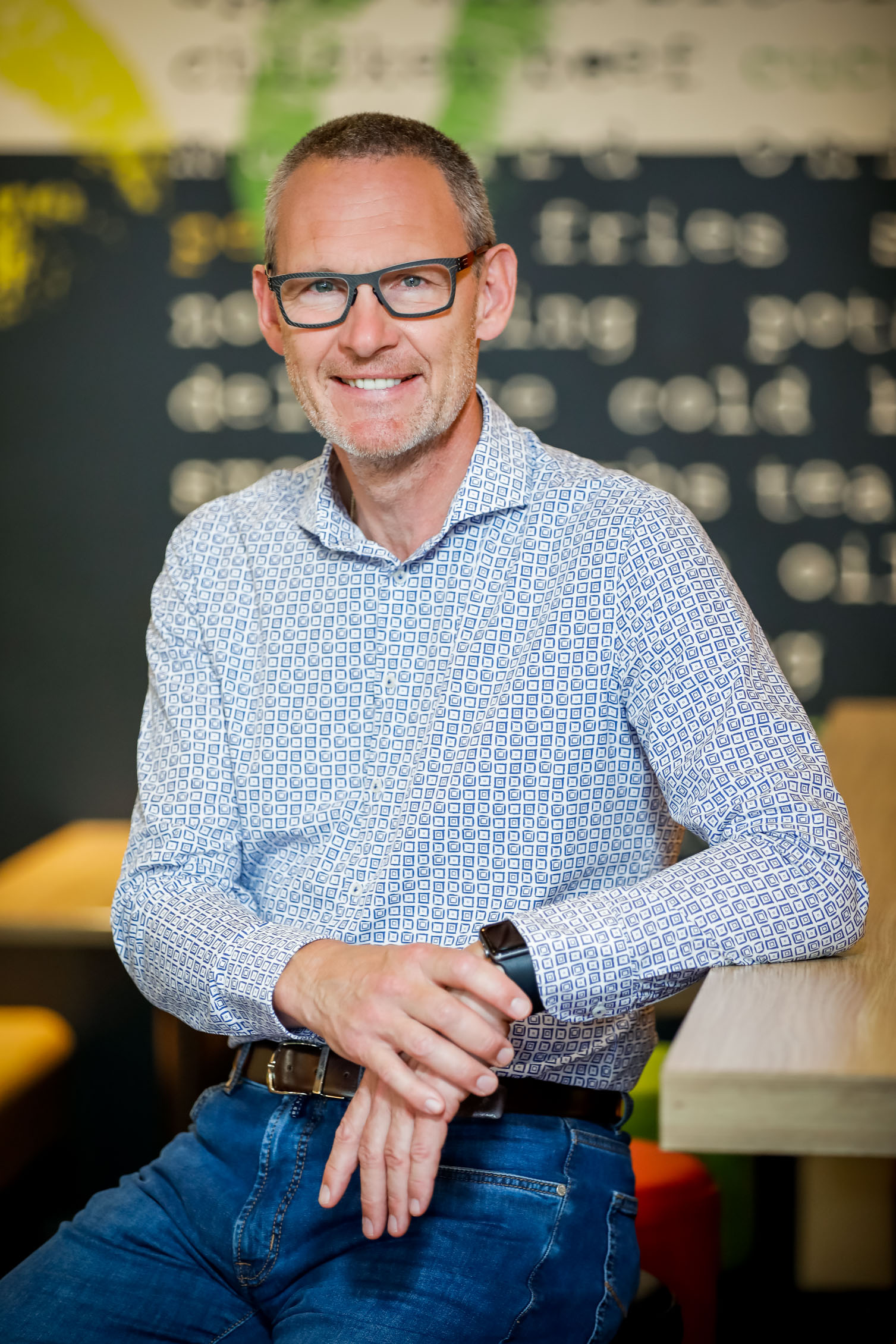 Rudolf Ringhofer sitzt an einem Tisch in einer seiner McDonald's-Filialen